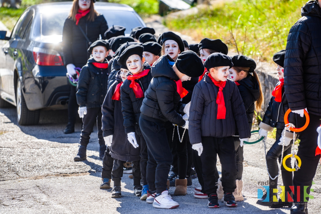 Šarenilo dječje maškarane povorke preplavilo Drniš
