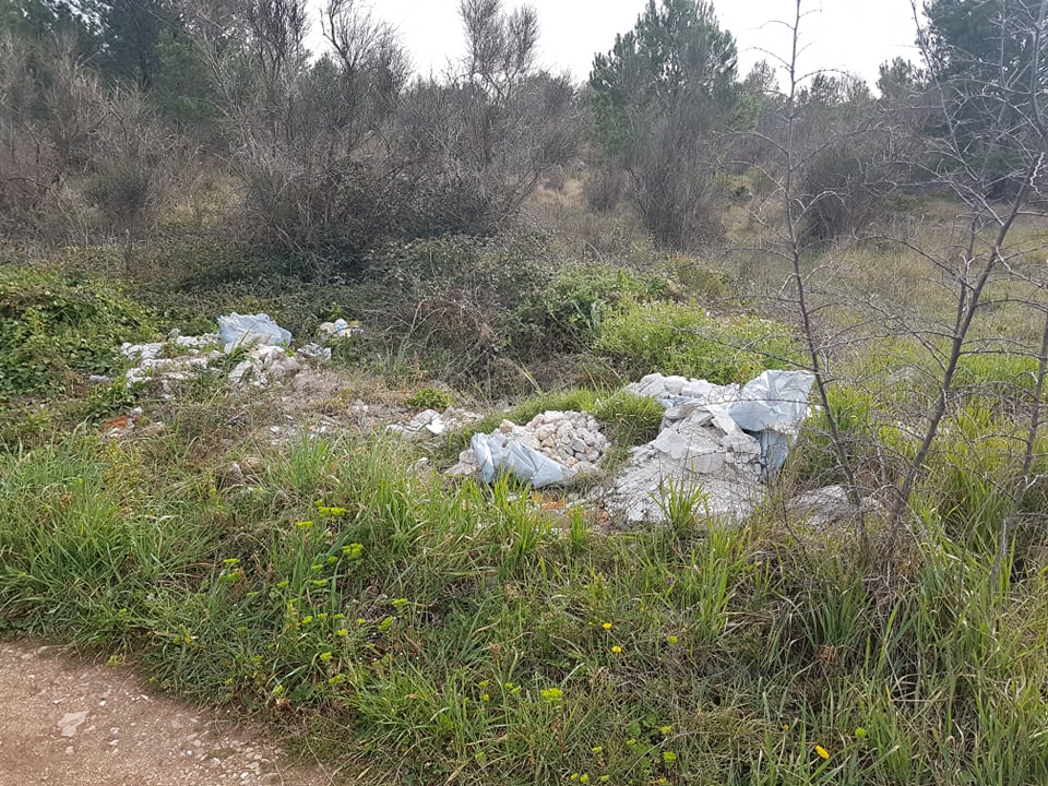 Manje cvijeća, previše smeća, pogotovo građevinskog otpada: Sve to krasi put prema šetnici u kanalu!