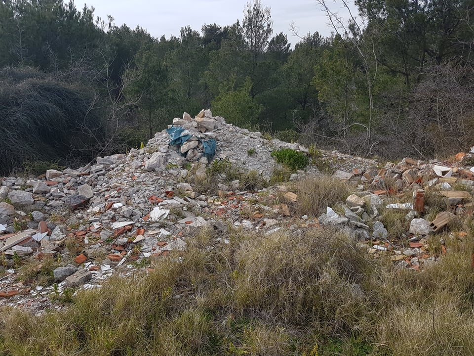 Manje cvijeća, previše smeća, pogotovo građevinskog otpada: Sve to krasi put prema šetnici u kanalu!