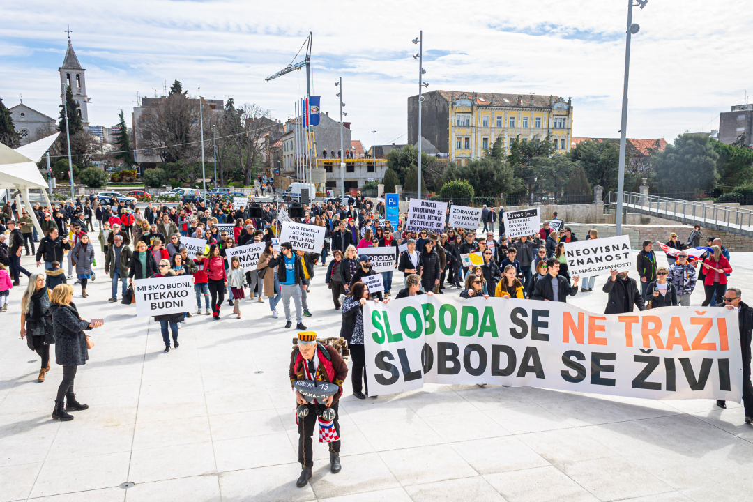 Nekoliko stotina ljudi na prosvjedu u Šibeniku: 'Skinite maske, došlo je vrime!'