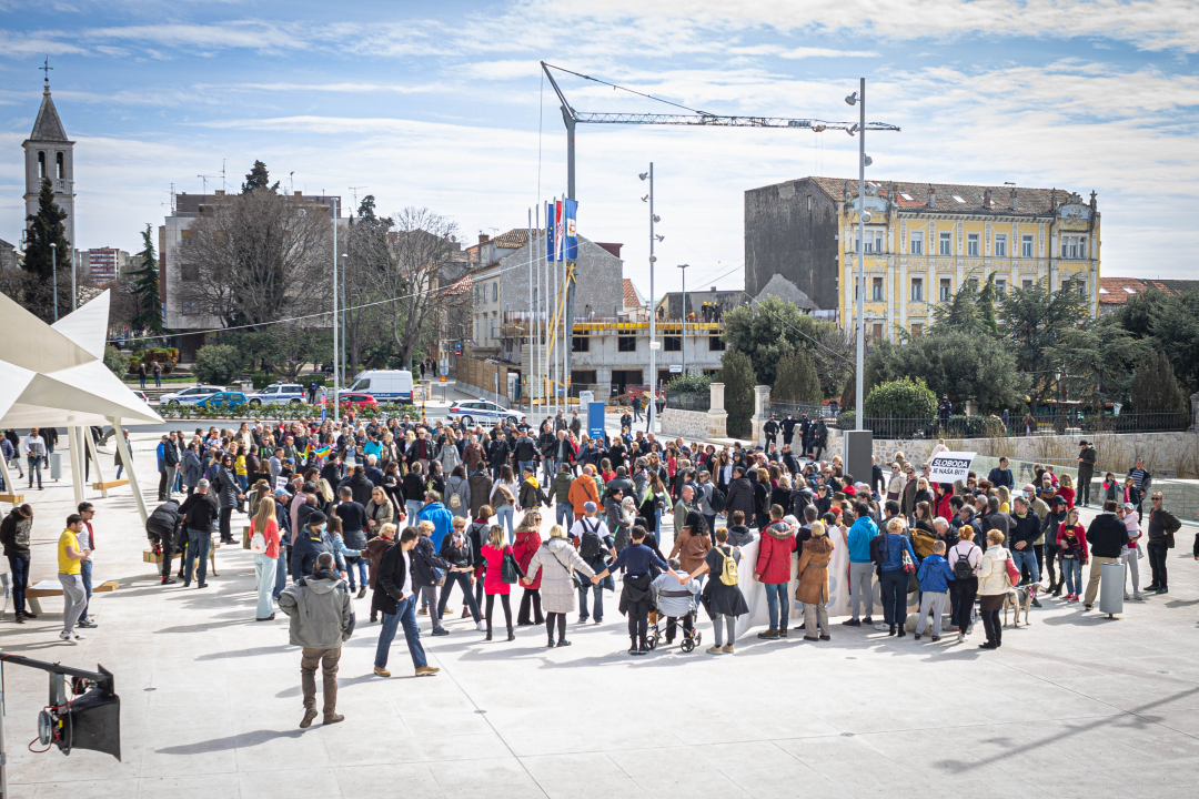 Nekoliko stotina ljudi na prosvjedu u Šibeniku: 'Skinite maske, došlo je vrime!'
