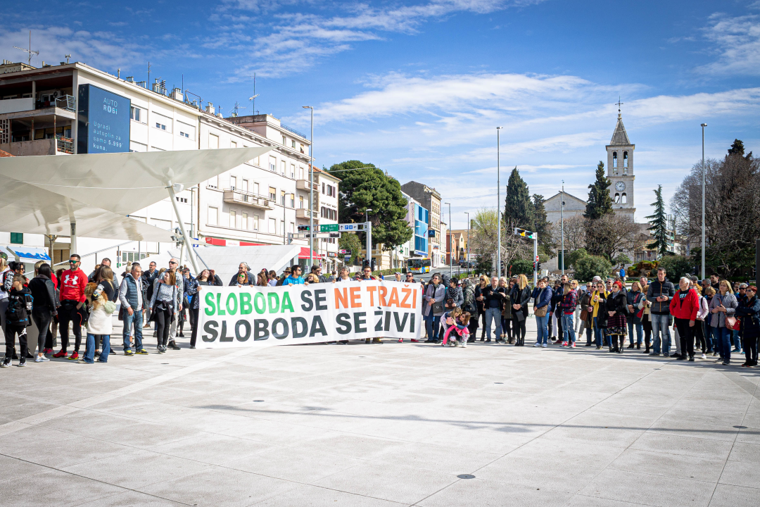 Nekoliko stotina ljudi na prosvjedu u Šibeniku: 'Skinite maske, došlo je vrime!'