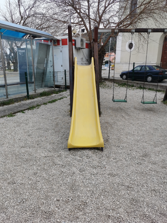 Igralište u Zatonu primjerenije za vojni poligon nego za dječju igru: ‘Vire hrđavi vijci od 20 centimetara’