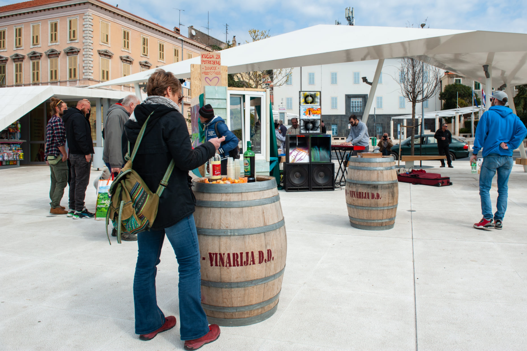 Na Poljani ste danas mogli saznati kako napreduje gradnja kuće za obitelj s Banije, uz to se i okrijepiti, a i zaplesati    