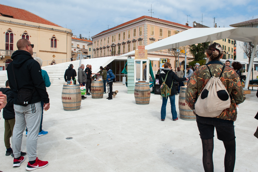 Na Poljani ste danas mogli saznati kako napreduje gradnja kuće za obitelj s Banije, uz to se i okrijepiti, a i zaplesati    