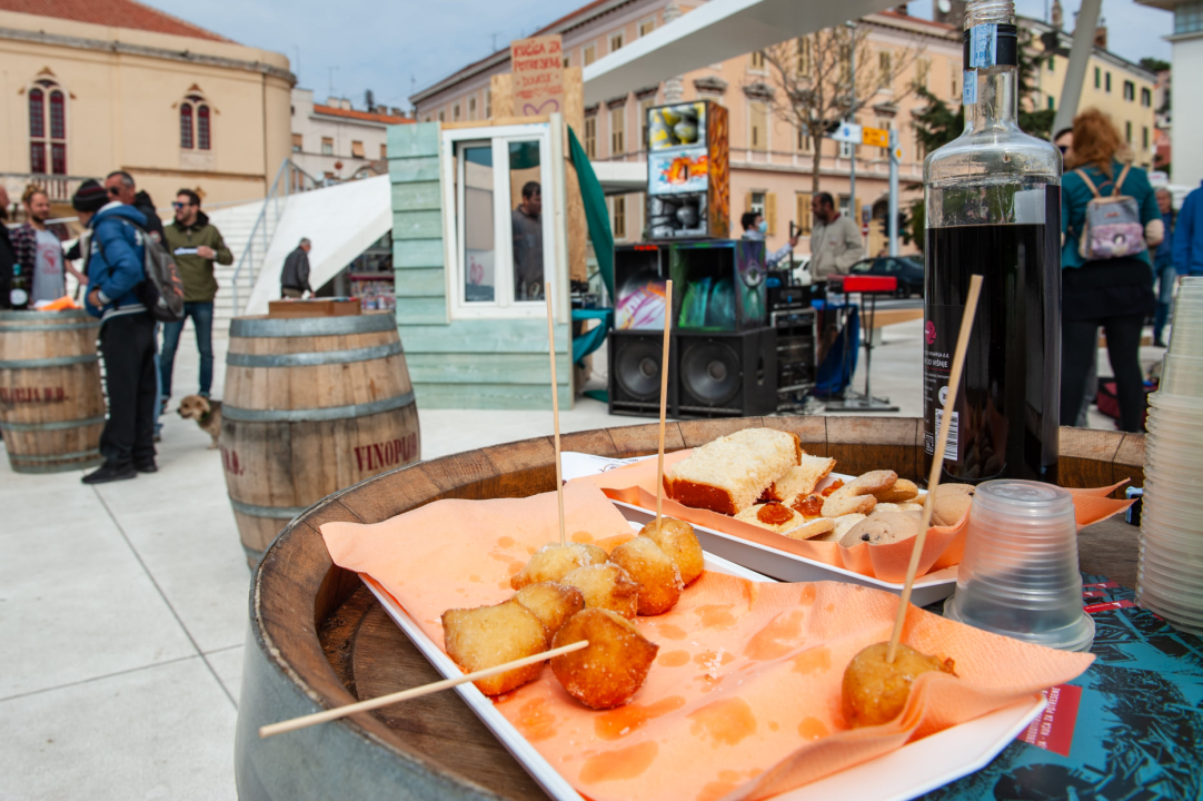 Na Poljani ste danas mogli saznati kako napreduje gradnja kuće za obitelj s Banije, uz to se i okrijepiti, a i zaplesati    