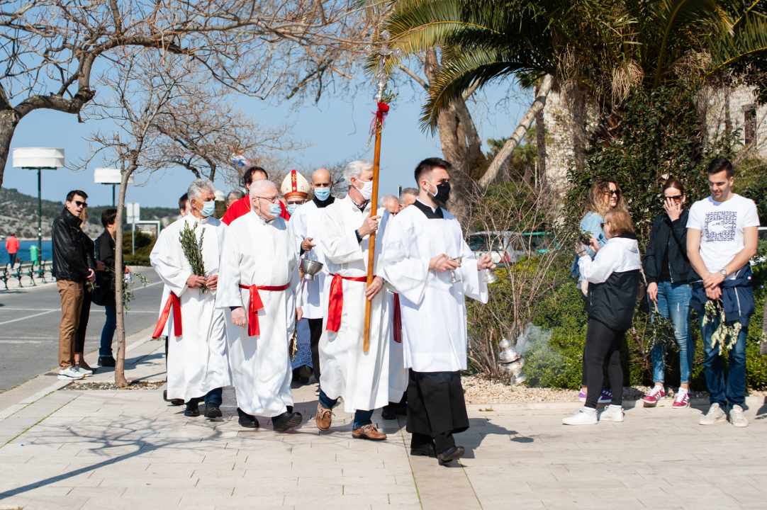 Procesijom, misom i blagoslovom maslinovih grančica Šibenčani proslavili Cvjetnicu   