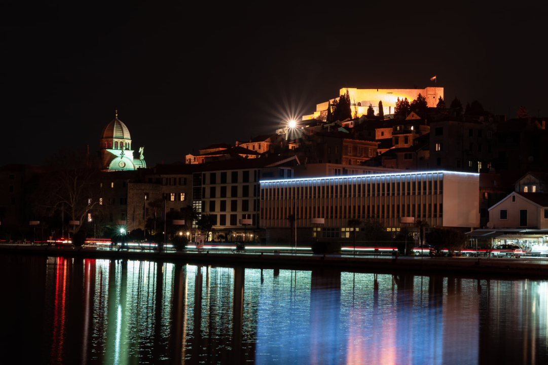 Šibenska riva sinoć je bila u mraku na sat vremena: Pogledajte kako je izgledala 
