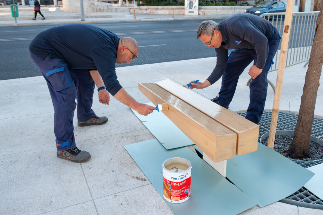 Prije nego sjednete, provjerite jesu li suhe: Klupice na Poljani dobile novi zaštitni premaz