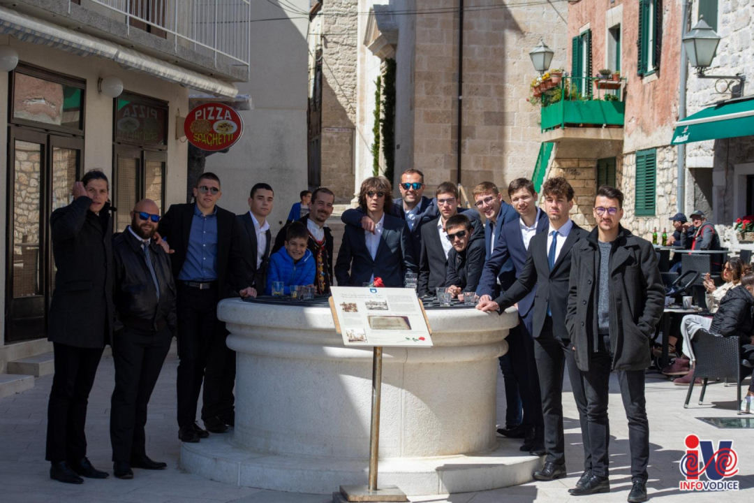 Uskrs u Vodicama: Lijepo vrijeme izmamilo ljude u đir po rivi i druženje uz kavu