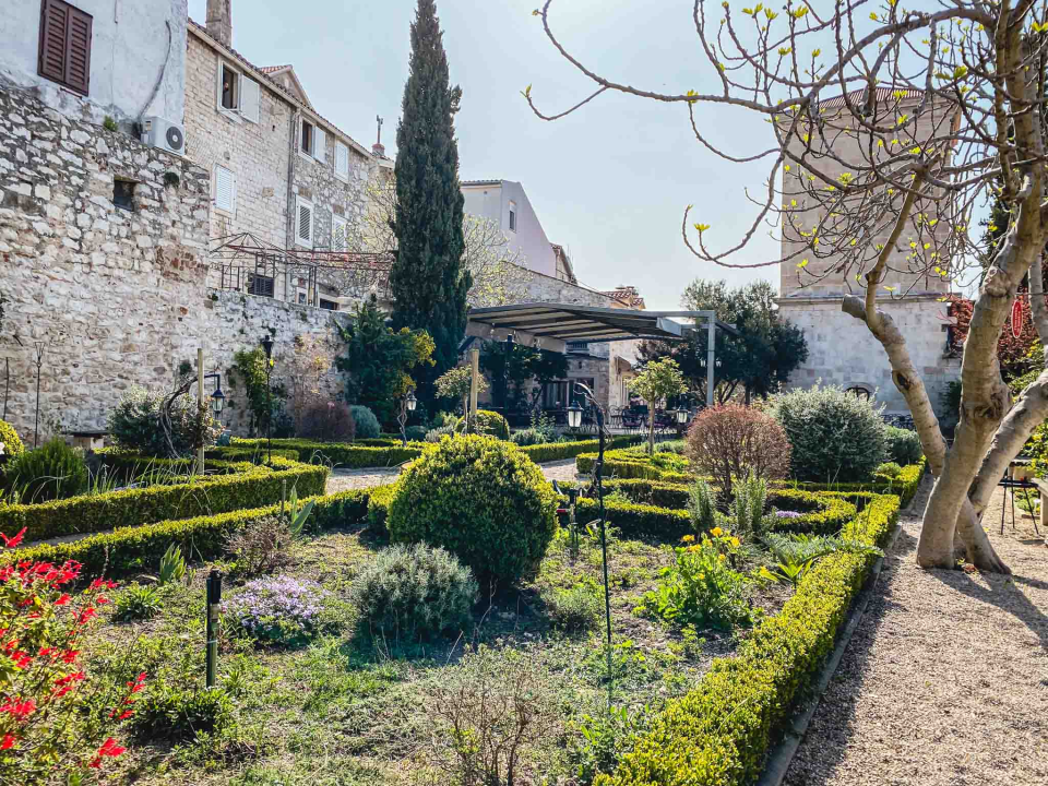 Uživajte u odličnoj kavi u idiličnom ambijentu Vrta sv. Lovre! 