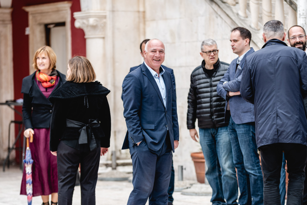 ‘Stabilno’, ali ‘Za svaki slučaj...’: Pauk i Rakić ispred katedrale predstavili kandidature za župana i zamjenika