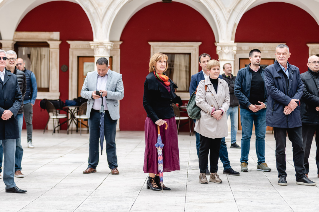 ‘Stabilno’, ali ‘Za svaki slučaj...’: Pauk i Rakić ispred katedrale predstavili kandidature za župana i zamjenika