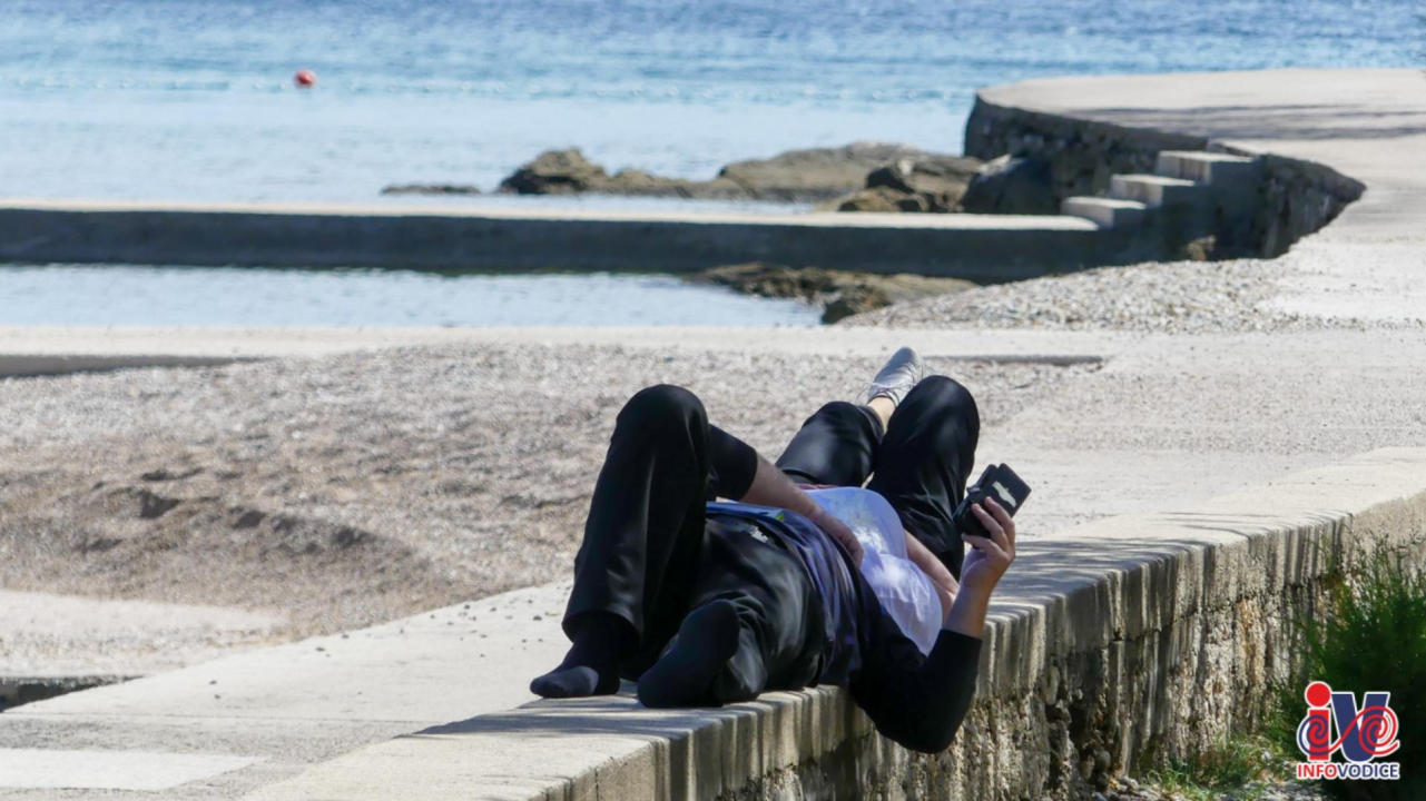 Nedjeljni đir po Vodicama: Otvorena sezona kupaćih kostima, počelo hvatanje boje za ljeto