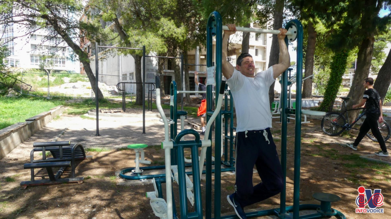 Nedjeljni đir po Vodicama: Otvorena sezona kupaćih kostima, počelo hvatanje boje za ljeto