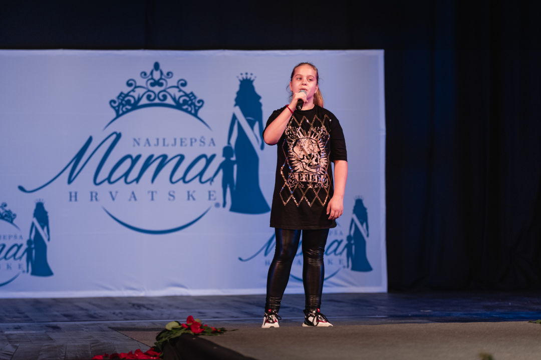 U šibenskom kazalištu održan izbor za najljepšu mamu: Vedrana Halinčić Bakšić i Ljubica Bulić ponijele lente