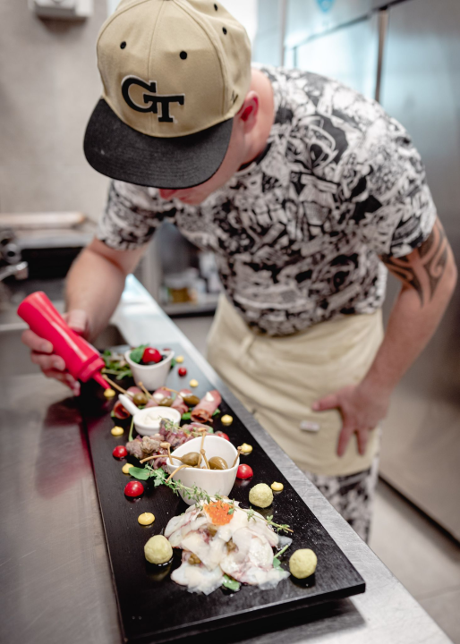 Priuštite si prekrasne trenutke na prozračnoj terasi Pomalo Bistro &amp; Bara u Žaboriću! 