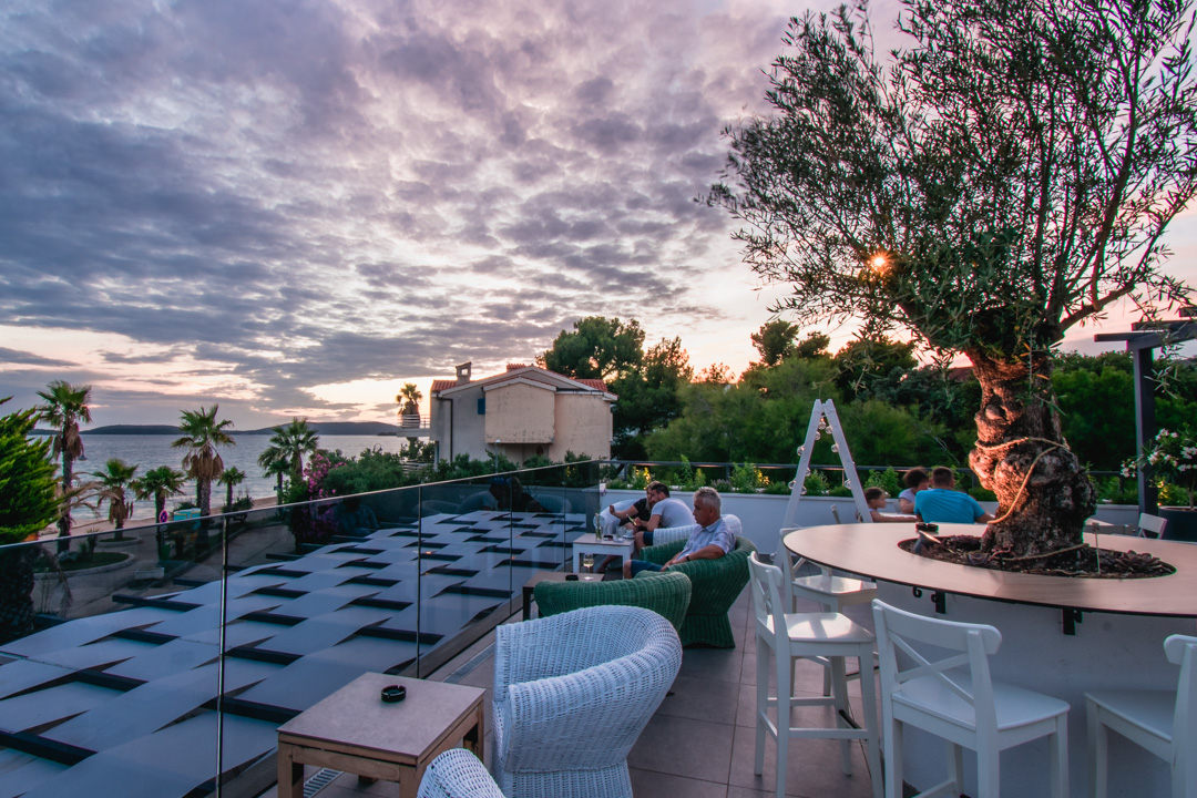 Priuštite si prekrasne trenutke na prozračnoj terasi Pomalo Bistro &amp; Bara u Žaboriću! 