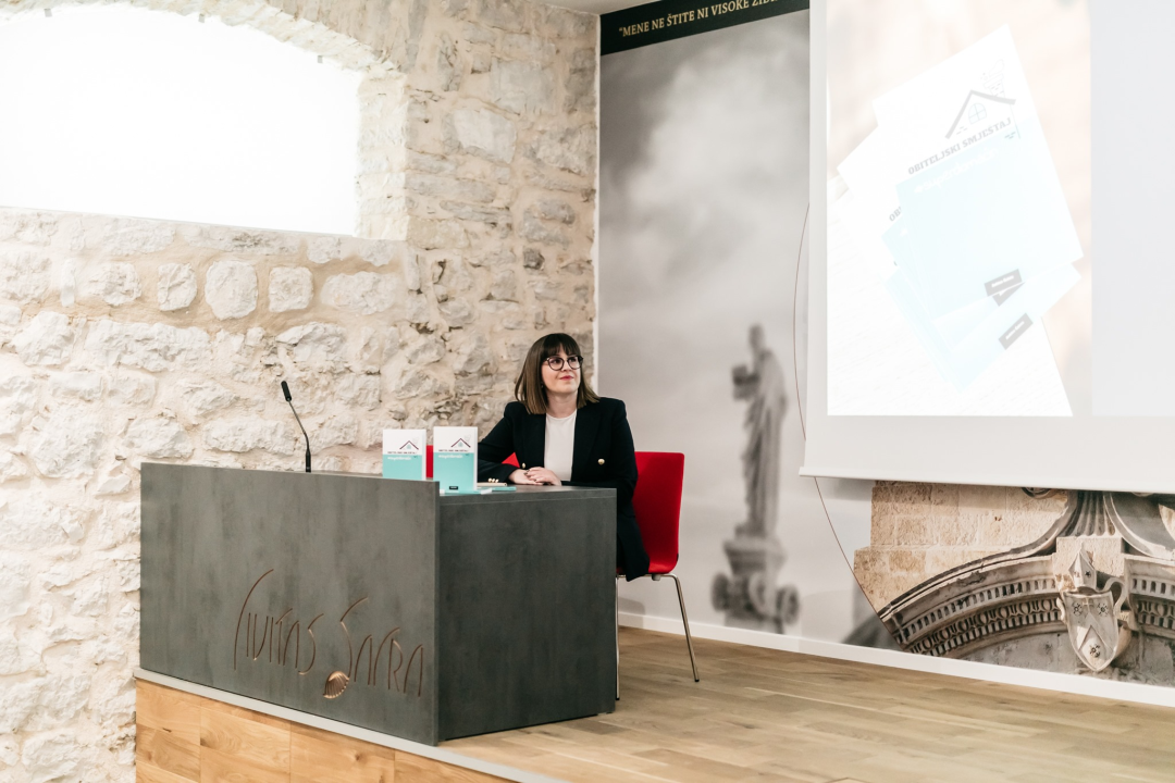 Iznenadite svoje bližnje personaliziranim poklonima i dekoracijama iz Smile T-shirt &amp; party storea! 