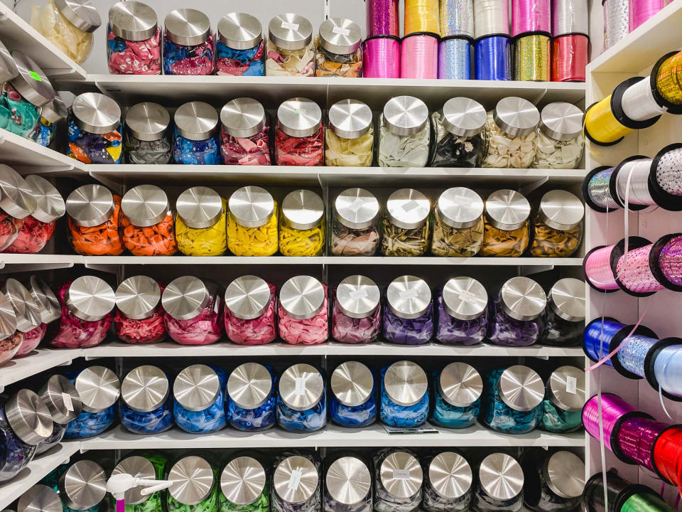 Iznenadite svoje bližnje personaliziranim poklonima i dekoracijama iz Smile T-shirt &amp; party storea! 