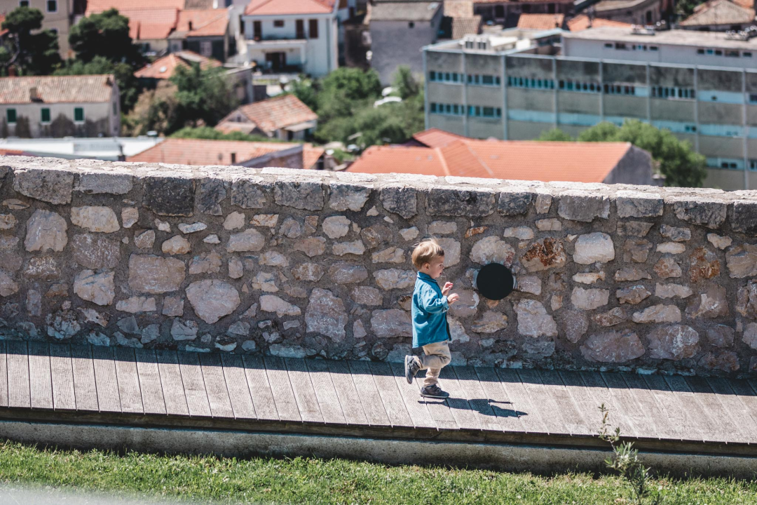 Uz sunce i besplatan ulaz brojni Šibenčani uživali na kavi na tvrđavi Barone