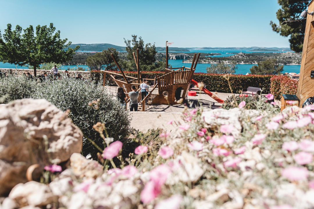 Uz sunce i besplatan ulaz brojni Šibenčani uživali na kavi na tvrđavi Barone