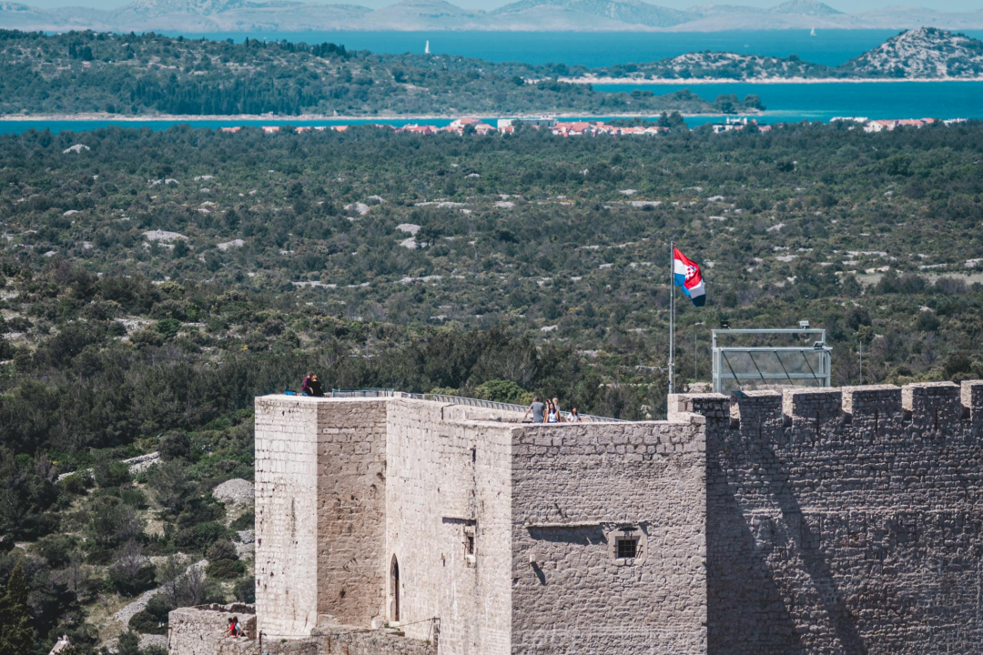 Uz sunce i besplatan ulaz brojni Šibenčani uživali na kavi na tvrđavi Barone