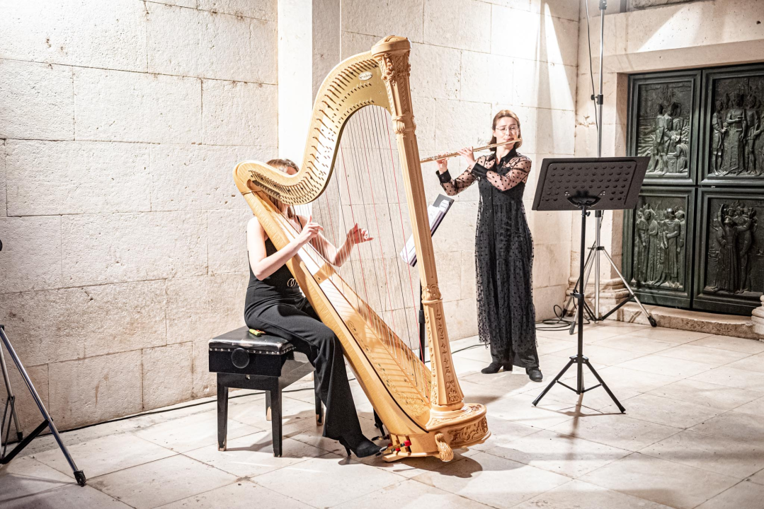 Svibanjske glazbene večeri u Šibeniku otvorene po 16. put: Lucija Stilinović i Veronika Ćiković izvele djelo Davida Batinića 