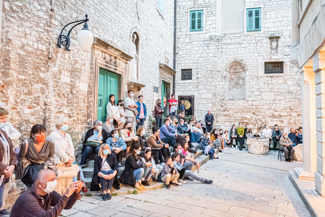 Svibanjske glazbene večeri u Šibeniku otvorene po 16. put: Lucija Stilinović i Veronika Ćiković izvele djelo Davida Batinića 