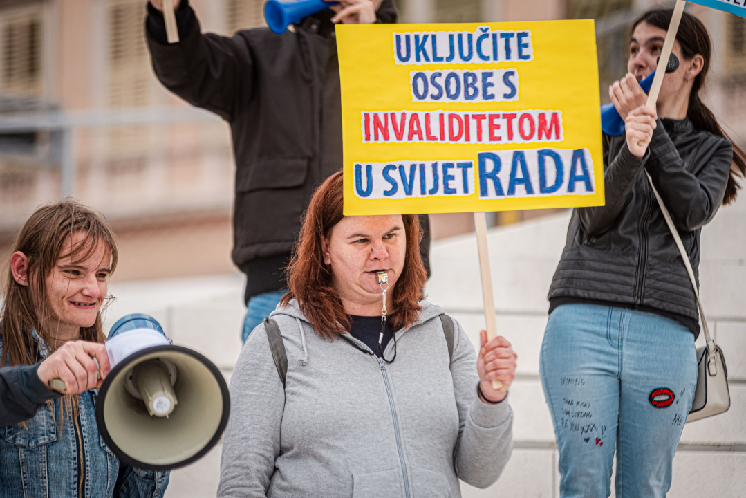 Na Poljani 'prosvjed' osoba s invaliditetom: Snimanje završne scene filma u sklopu projekta 'Hoću posao' 