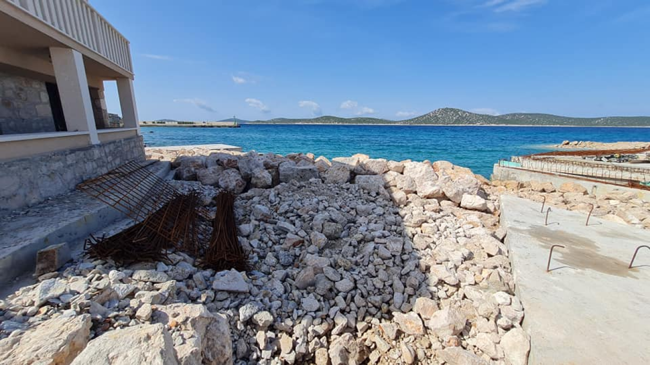 Više od pola godine traju radovi na novoj šepurinskoj rivi: Osim pada bagera u more, nije bilo većih problema