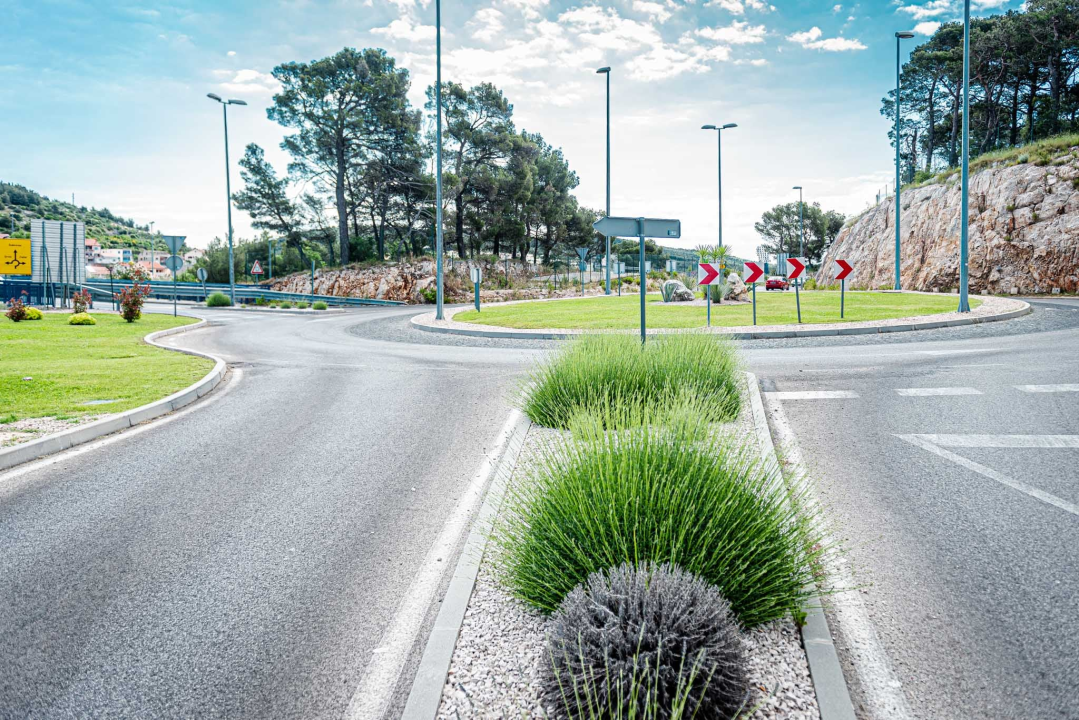 Radne akcije Zelenog grada: Na ulazima u grad posađeno cvijeće i uređen okoliš  