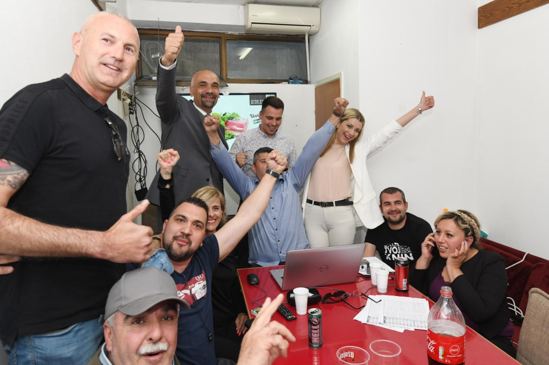 Optimistična atmosfera u Jelićevom stožeru u Kninu: Ćaćić pobjeđuje Blaževića