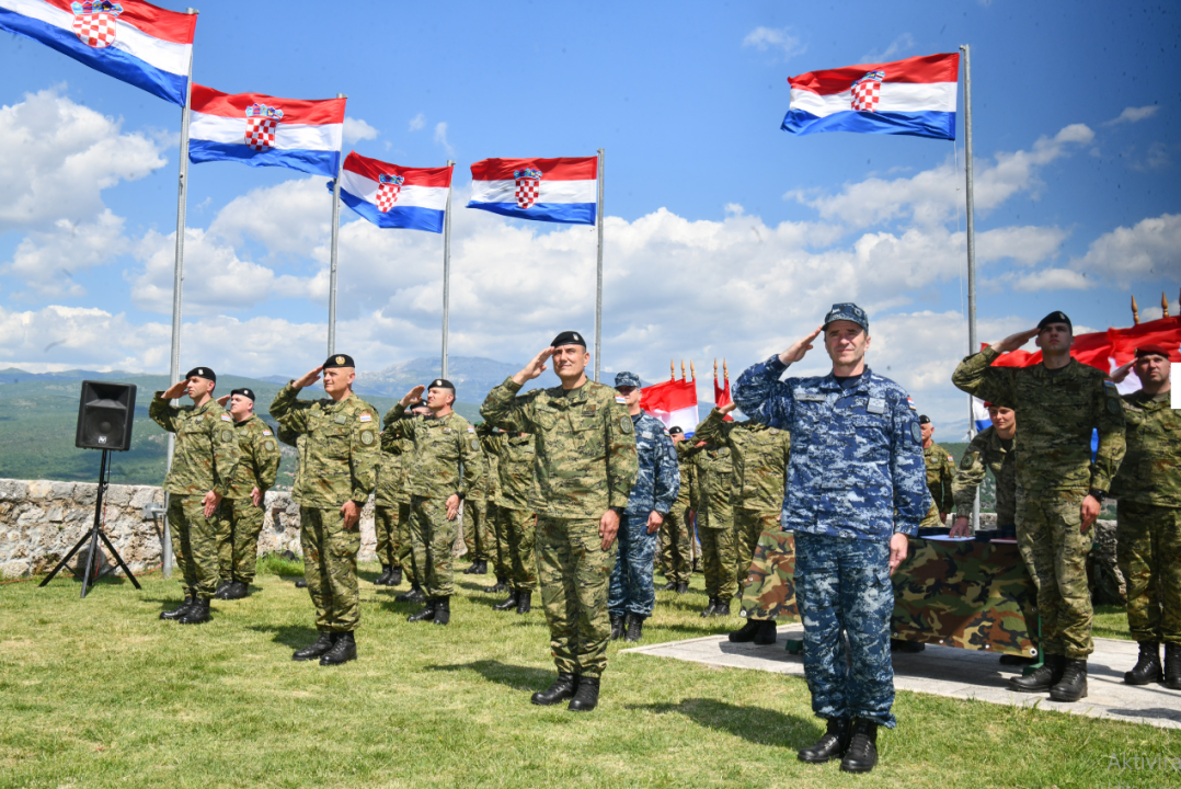 Nakon dvodnevne hodnje: Na kninskoj tvrđavi diplome dobio drugi naraštaj vođa Hrvatske vojske