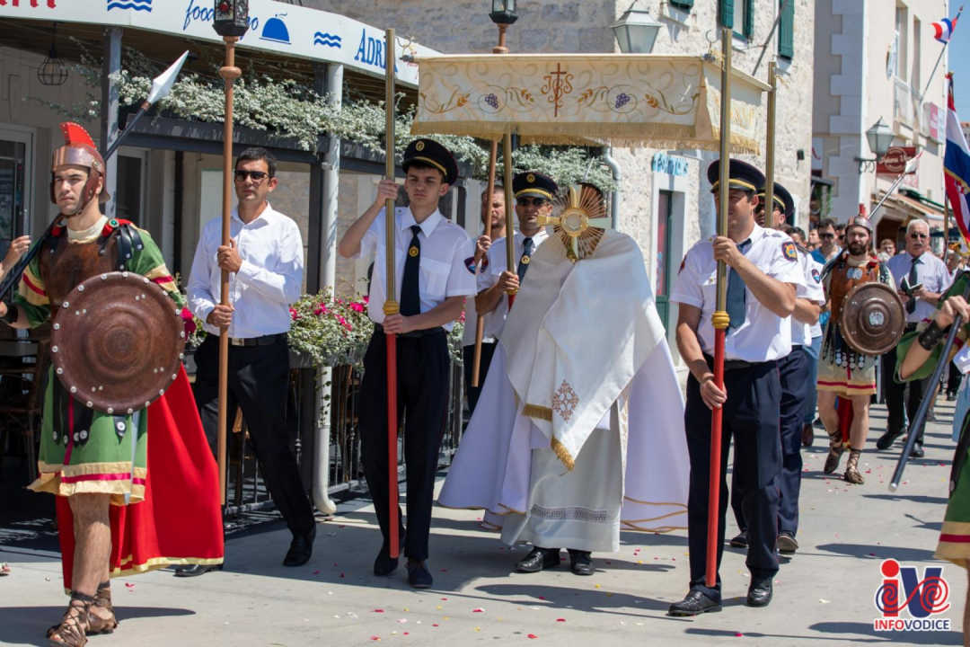 Svetom misom i procesijom kroz Vodice proslavljeno Tijelovo