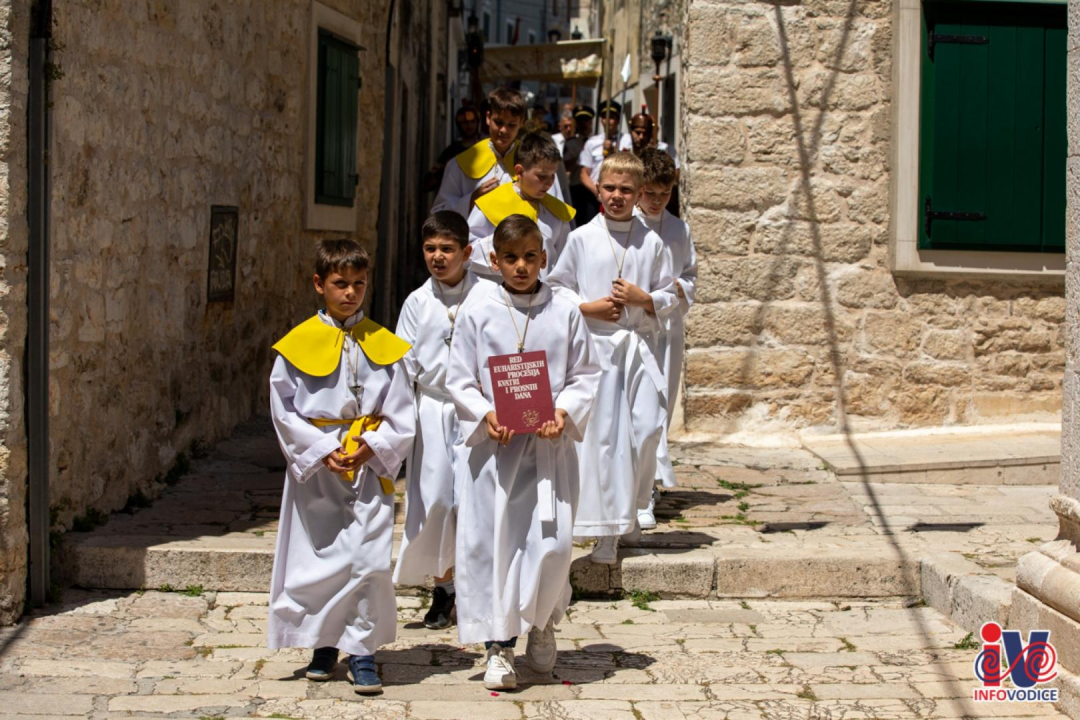 Svetom misom i procesijom kroz Vodice proslavljeno Tijelovo
