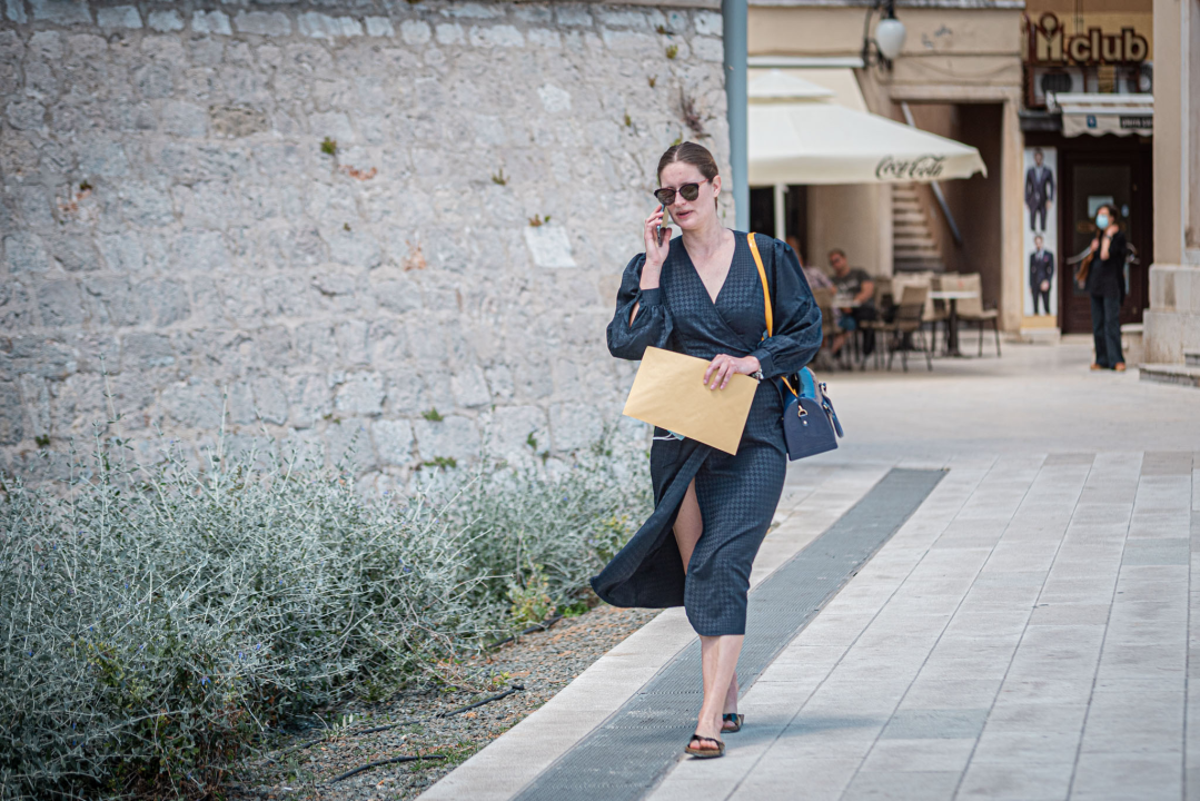 Modno usklađene sugrađanke u lepršavim proljetnim komadima zavladale đirom po gradu 