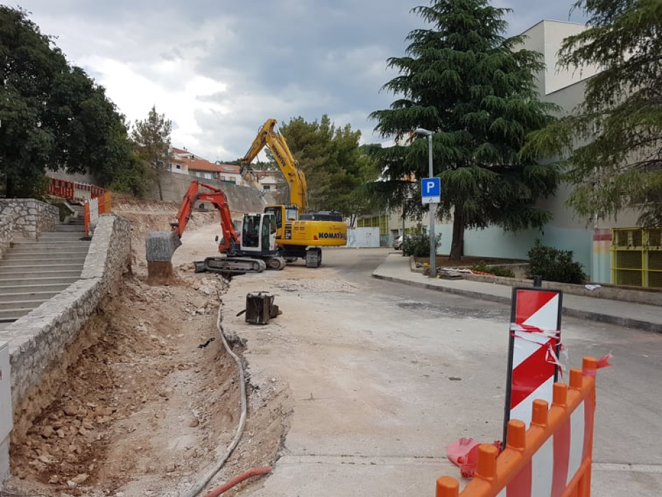 Do početka nove školske godine bivši Njegošev trg više neće biti slijepa ulica: Regulirat će se i parkirna mjesta  