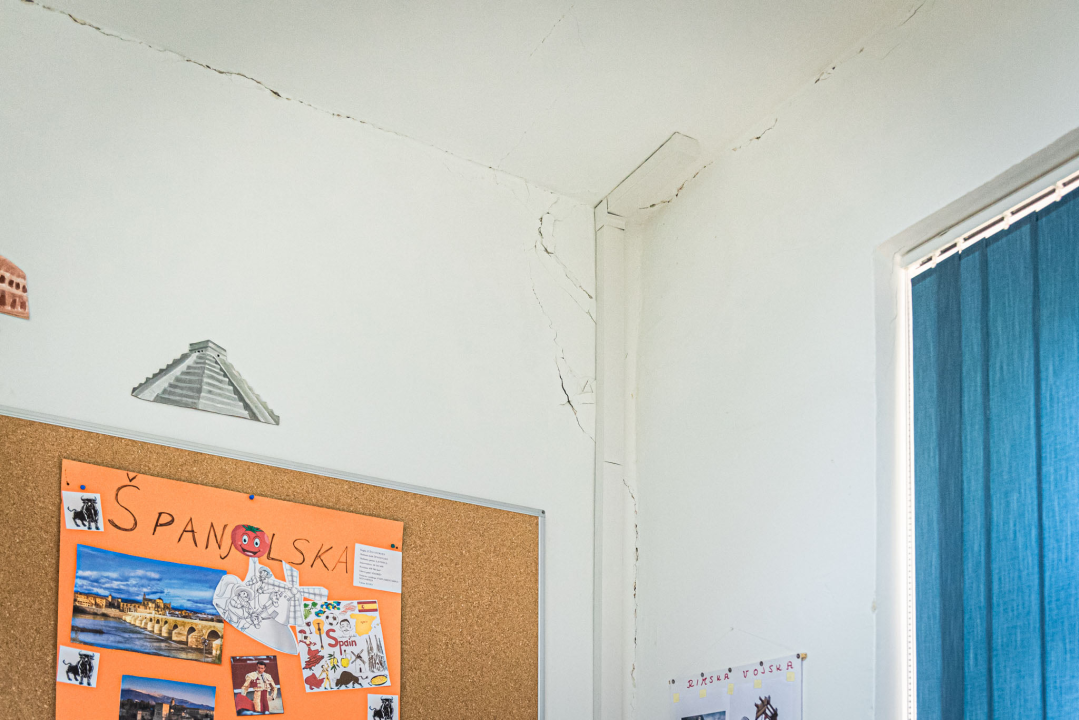 U školi u Vrpolju se urušio strop, u učionicama popucali zidovi: 'Zgrada je stara preko 80 godina, ovo je nažalost bilo očekivano' 