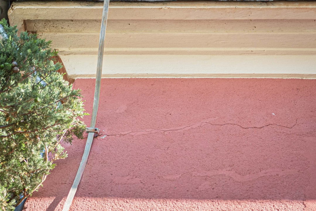 U školi u Vrpolju se urušio strop, u učionicama popucali zidovi: 'Zgrada je stara preko 80 godina, ovo je nažalost bilo očekivano' 