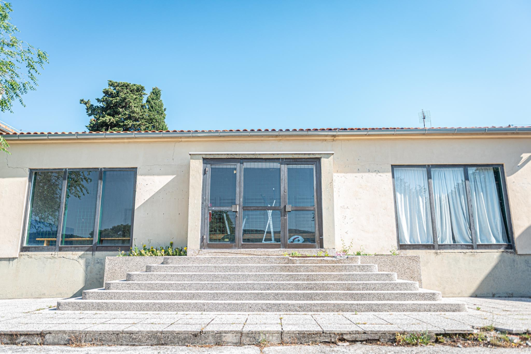 U školi u Vrpolju se urušio strop, u učionicama popucali zidovi: 'Zgrada je stara preko 80 godina, ovo je nažalost bilo očekivano' 