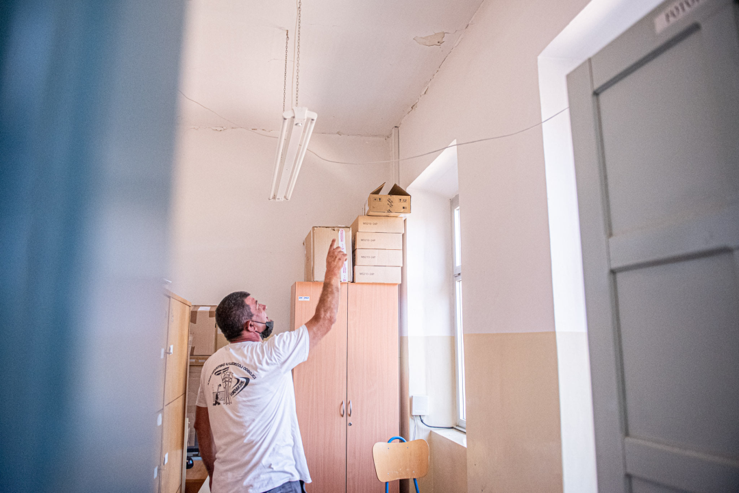 U školi u Vrpolju se urušio strop, u učionicama popucali zidovi: 'Zgrada je stara preko 80 godina, ovo je nažalost bilo očekivano' 