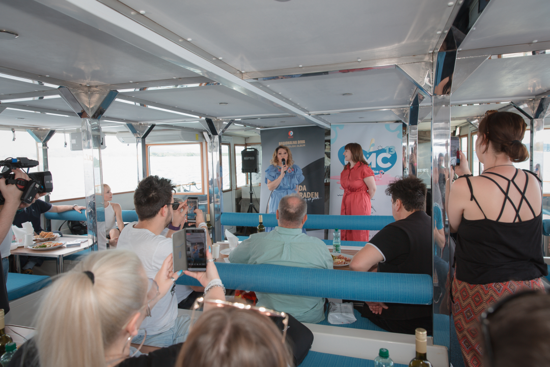 Neda Ukraden promovirala novi album na brodu od Vodica do Šibenika