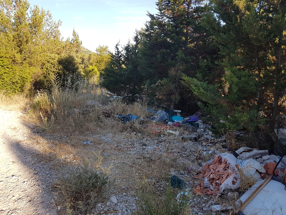 Nije parking na tri trake, ali je sigurno odlagalište otpada: Na Vidicima kod stare magistrale hrpe smeća  