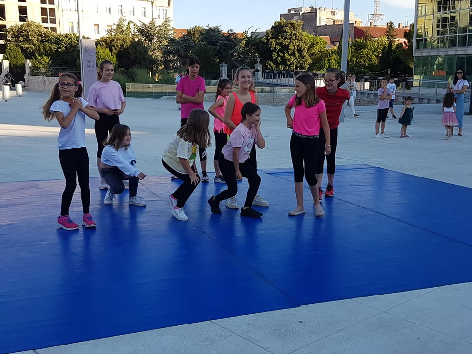 Cure i dečki iz Balansa rasplesali prolaznike na Poljani: 'Nadamo se povratku na staro i treninzima u dvorani'  