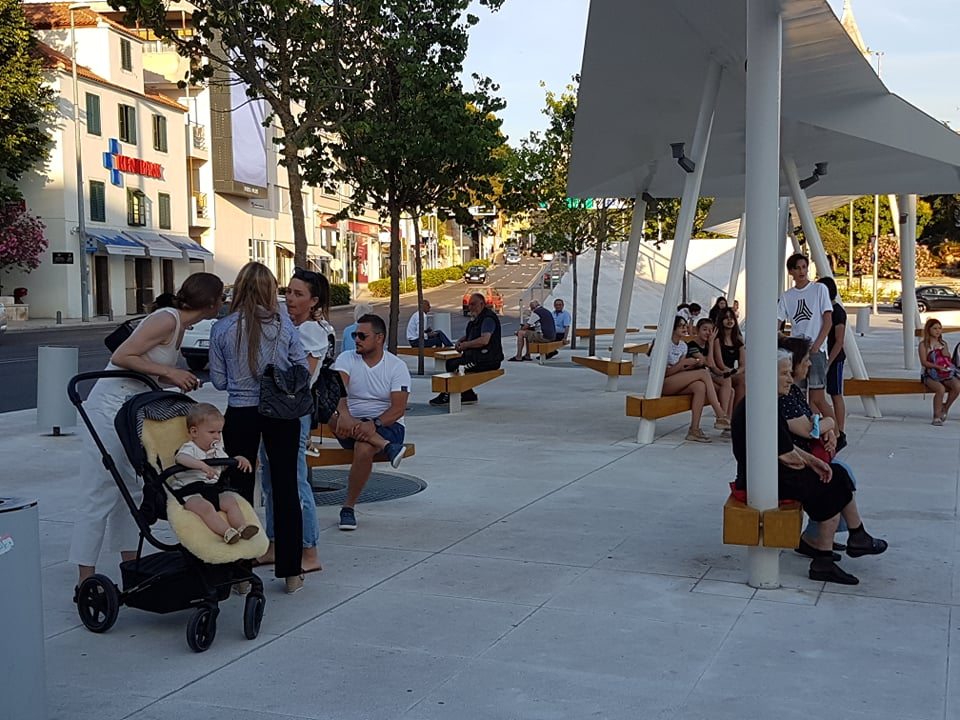 Cure i dečki iz Balansa rasplesali prolaznike na Poljani: 'Nadamo se povratku na staro i treninzima u dvorani'  