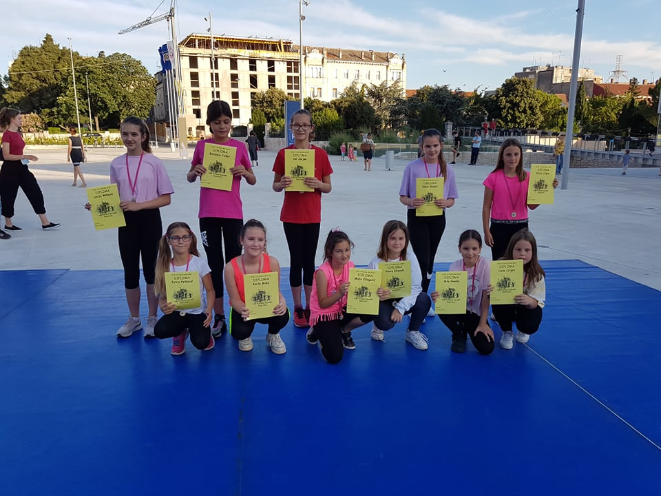 Cure i dečki iz Balansa rasplesali prolaznike na Poljani: 'Nadamo se povratku na staro i treninzima u dvorani'  