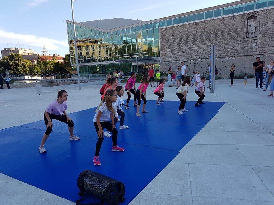 Cure i dečki iz Balansa rasplesali prolaznike na Poljani: 'Nadamo se povratku na staro i treninzima u dvorani'  