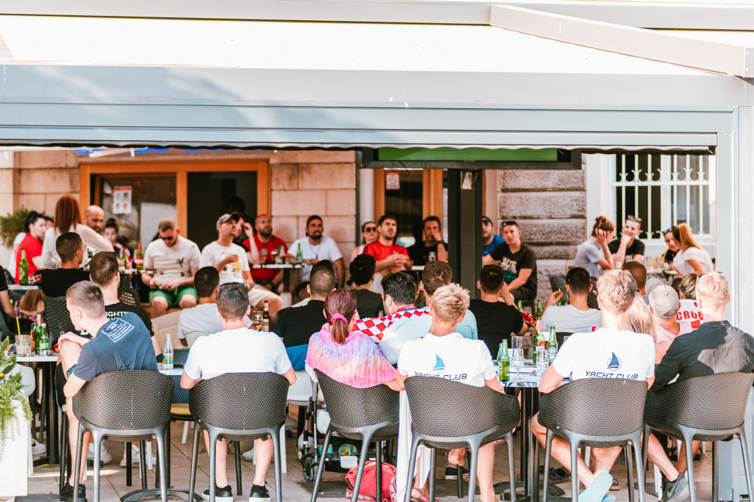 Navijačko ludilo baš i nije zavladalo Šibenikom, vidjeli smo više kvadratnih stolnjaka nego dresova!