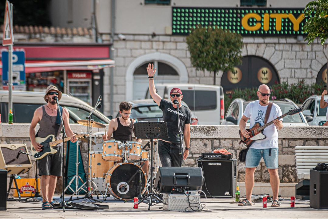 Bend 'Teški osjećaji' nakon deset godina postojanja najavljuje svoj prvi službeni album singlom 'Danas opuštam glavu' 